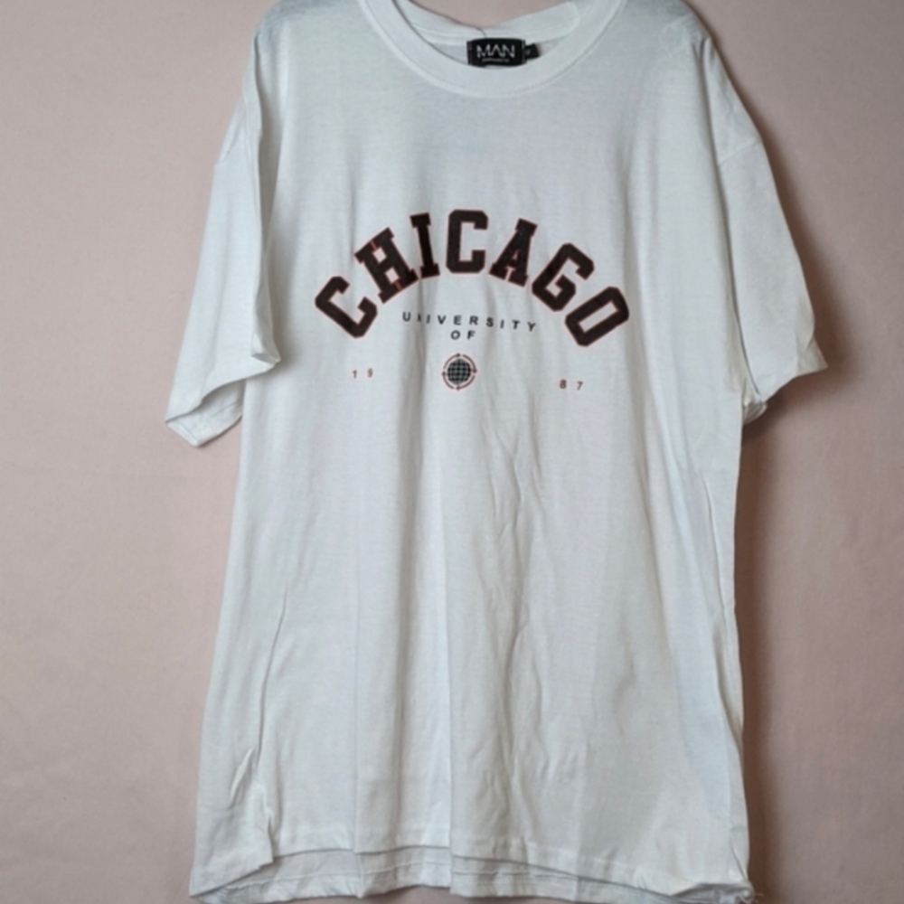 Boohoo Man University of Chicago Short Sleeve Crew Neck Tee in White size Medium